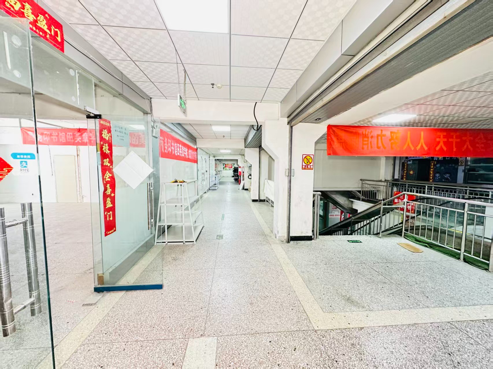 人民东路引入人工智能技术应用场景，推动AI与商业、零售、电商、企业服务等领域融合发展。